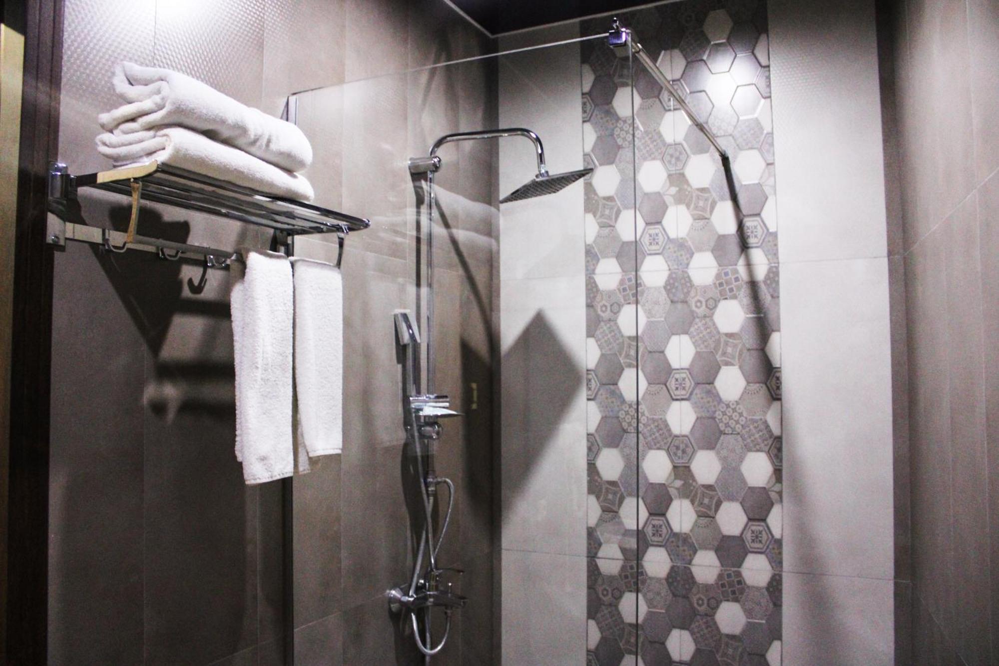 7 Rooms Hotel Tserovani Eksteriør bilde